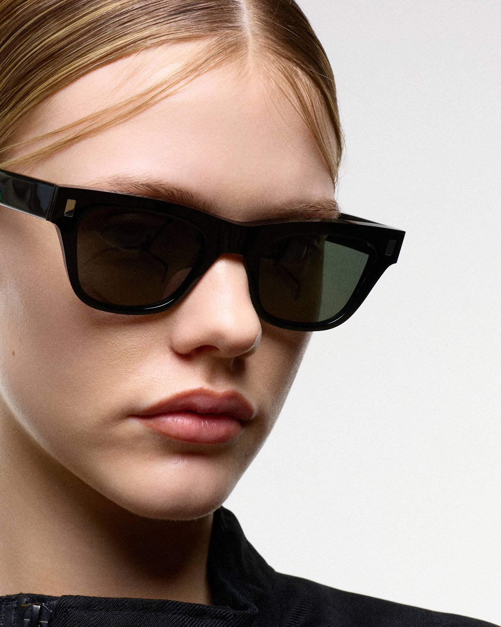 Aki Black - green solid lens