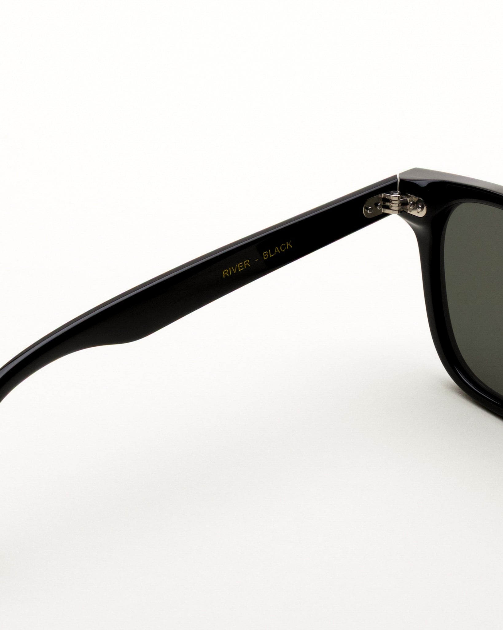 River Black - green solid lens