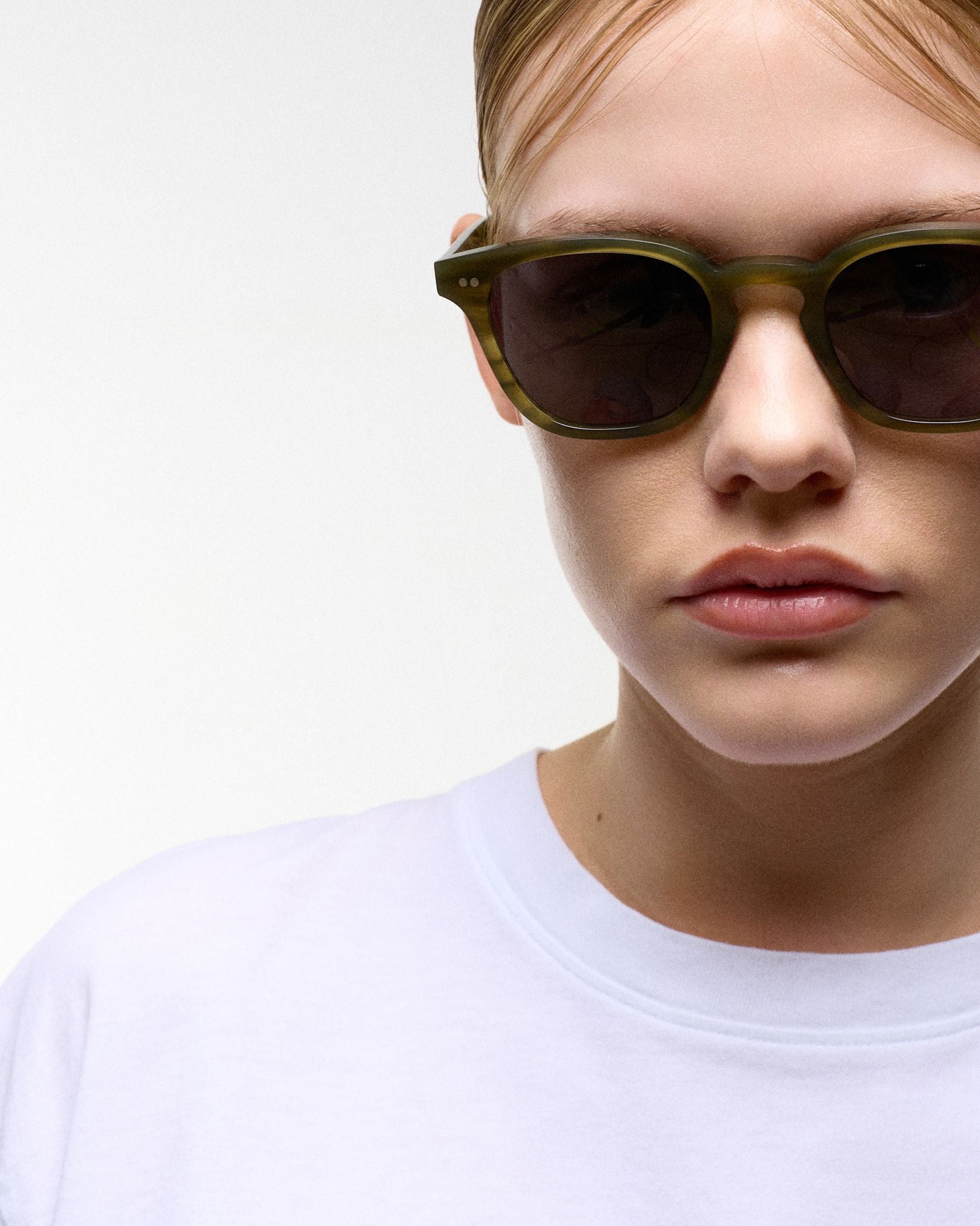 River Olive Demi - grey solid lens