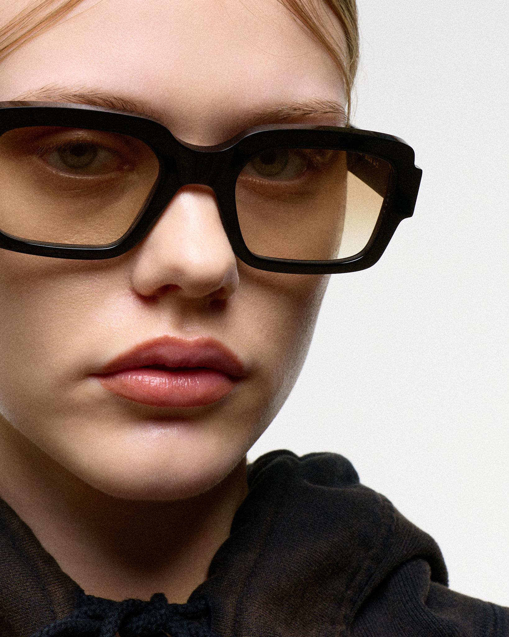 Apollo Black - brown gradient lens
