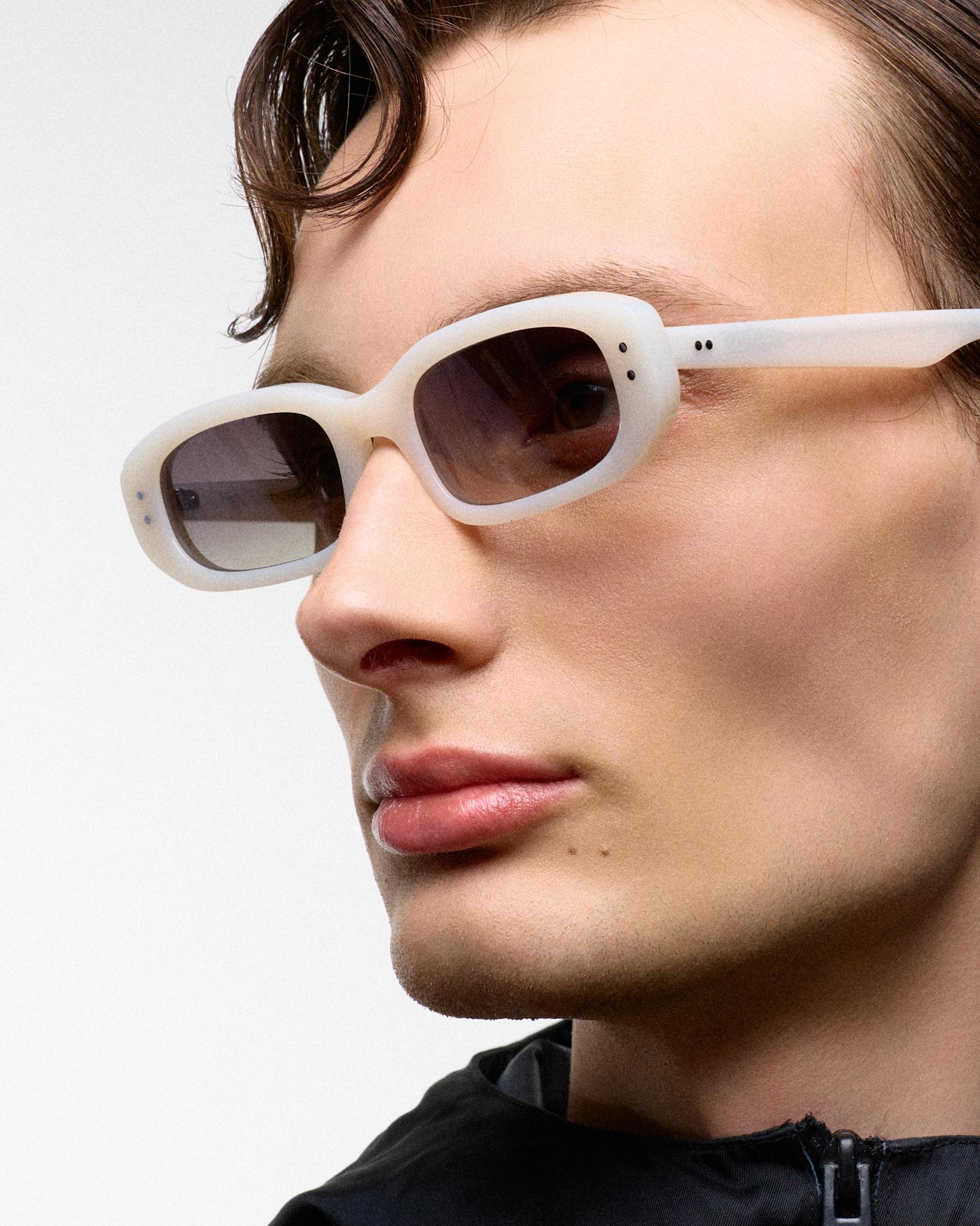 April Pearl - grey gradient lens