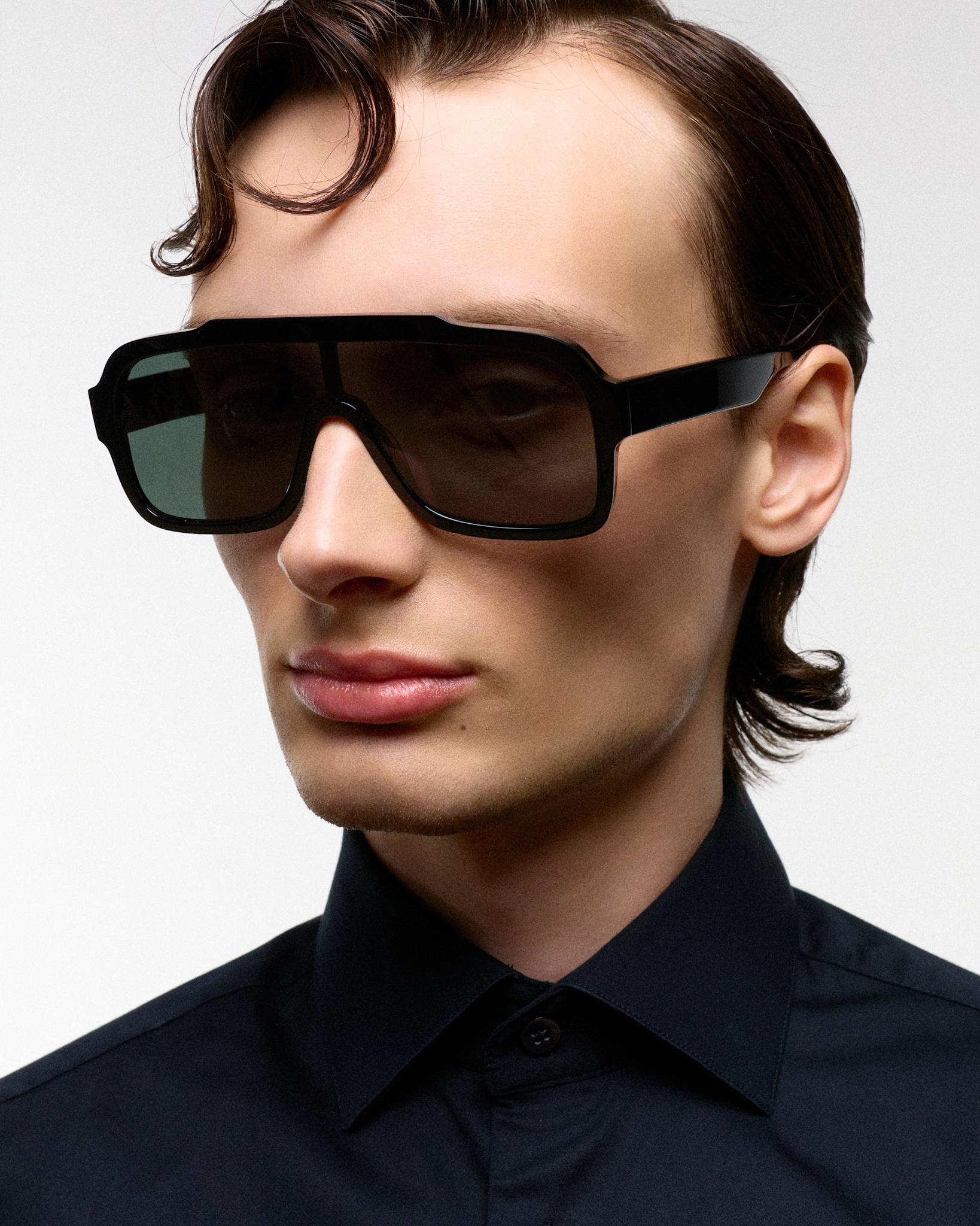 Aspen Black - green solid lens