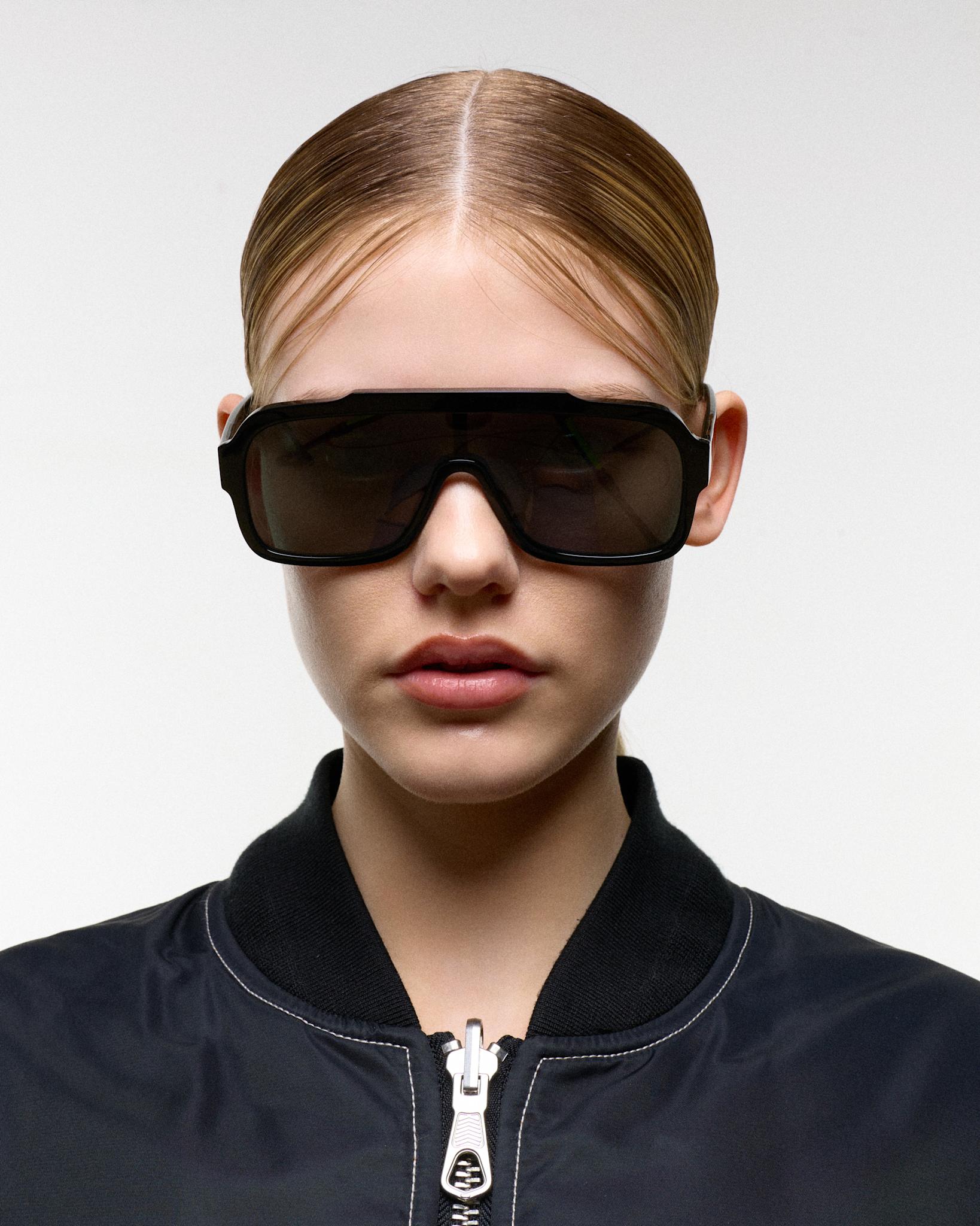Aspen Black - green solid lens