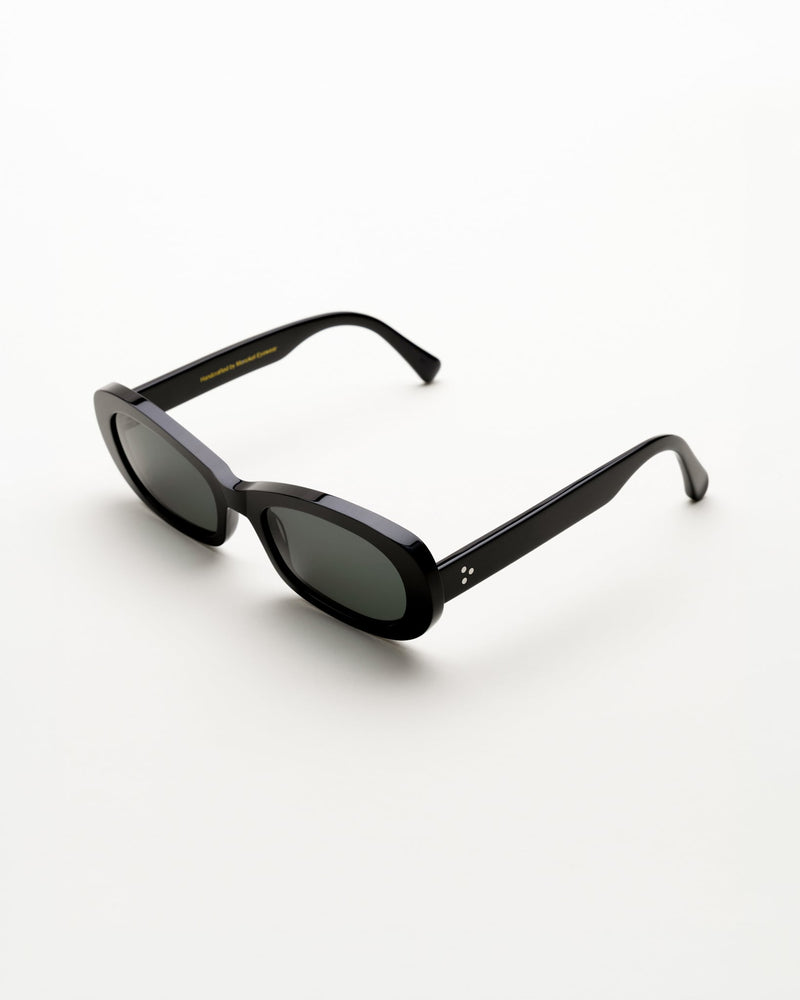 Belle Black - green solid lens