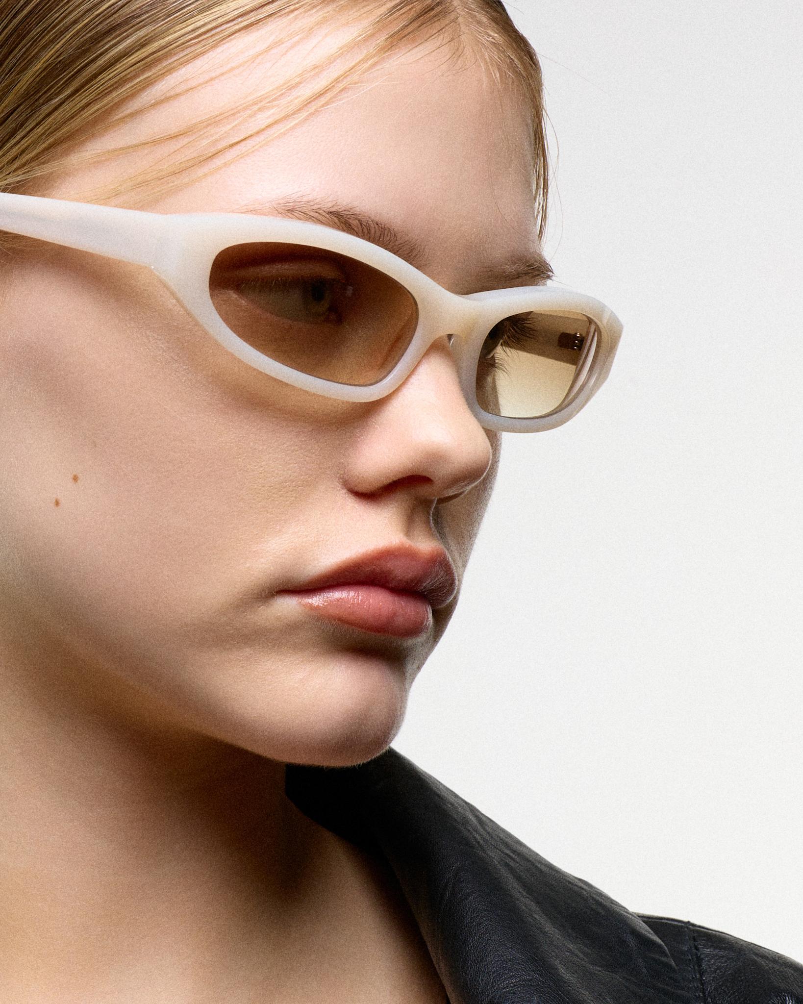 Miles Pearl - brown gradient lens