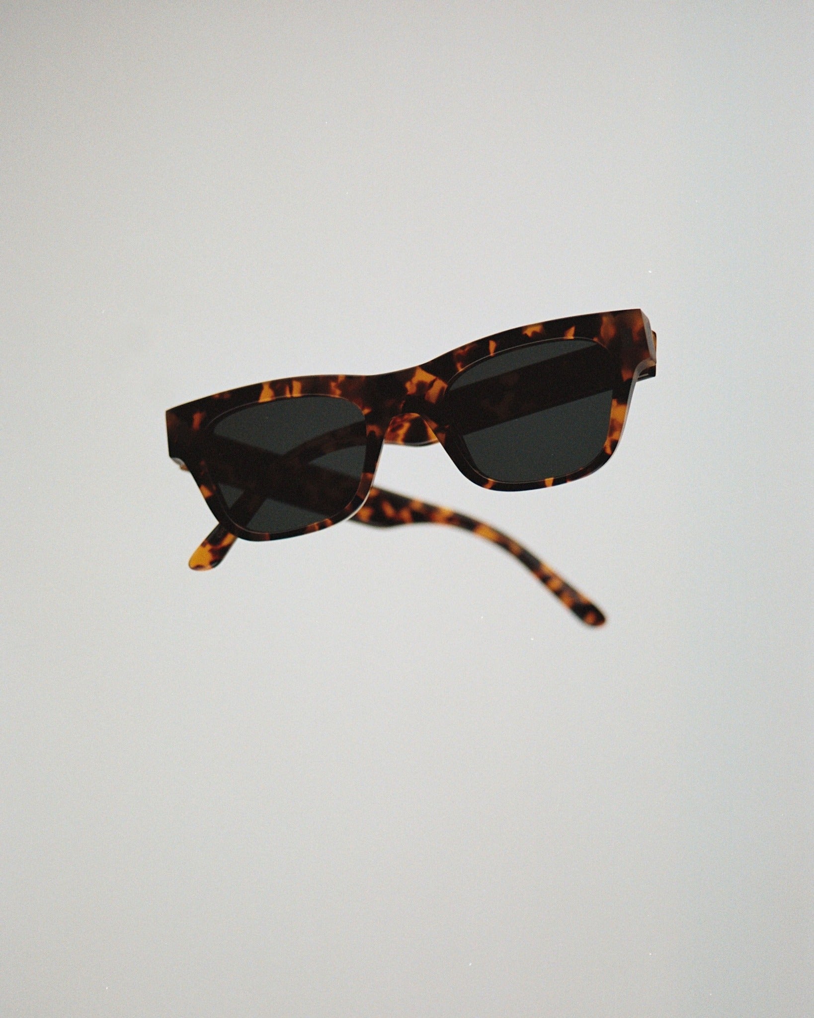Aki Havana - grey solid lens