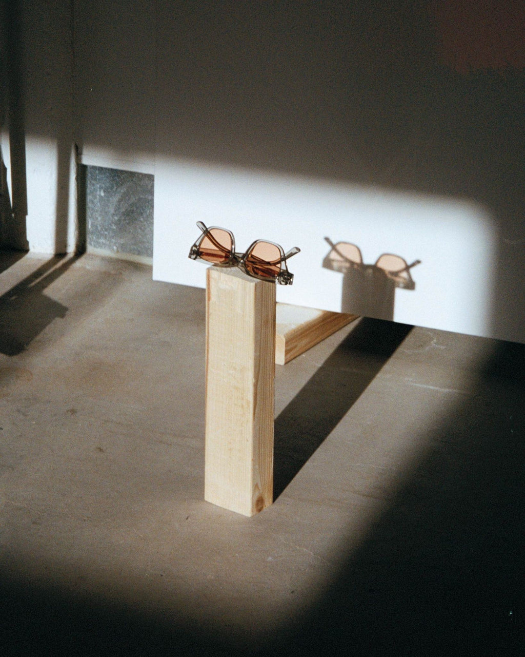Memphis Grey - orange solid lens