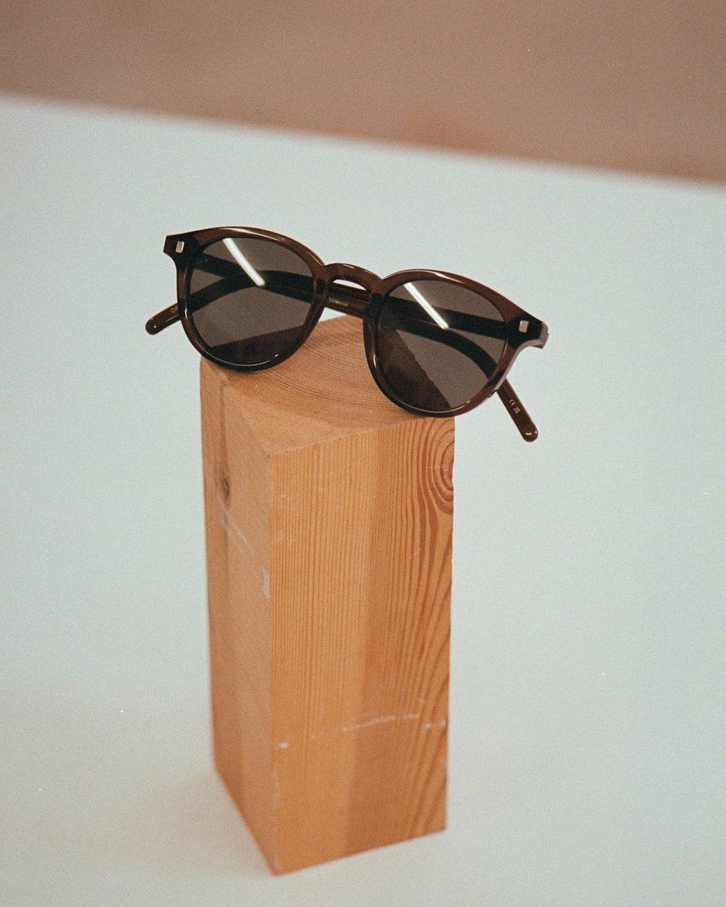 Nelson Cola - grey solid lens