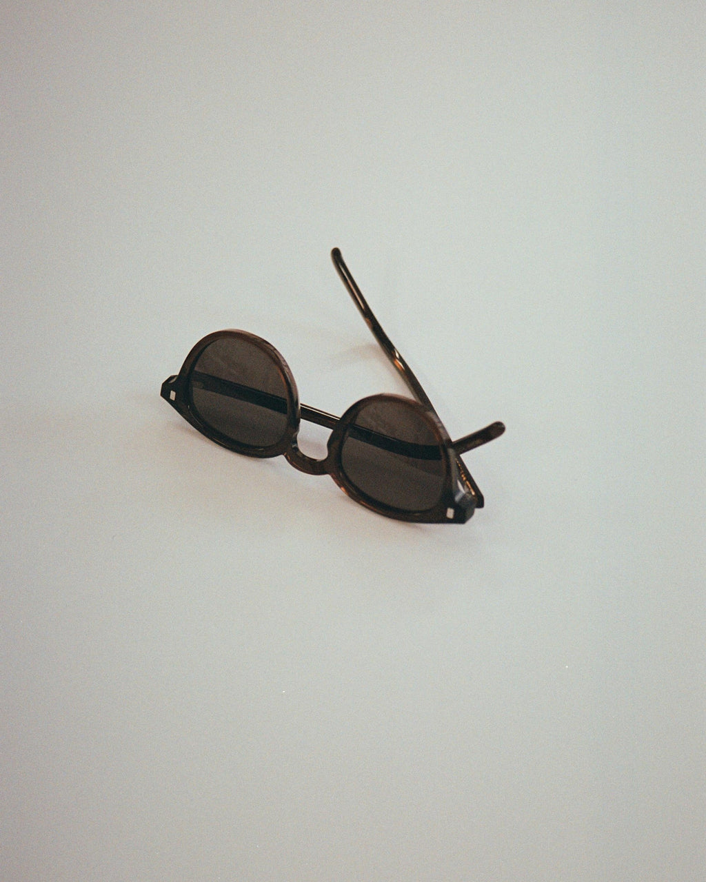 Nelson Cola - grey solid lens