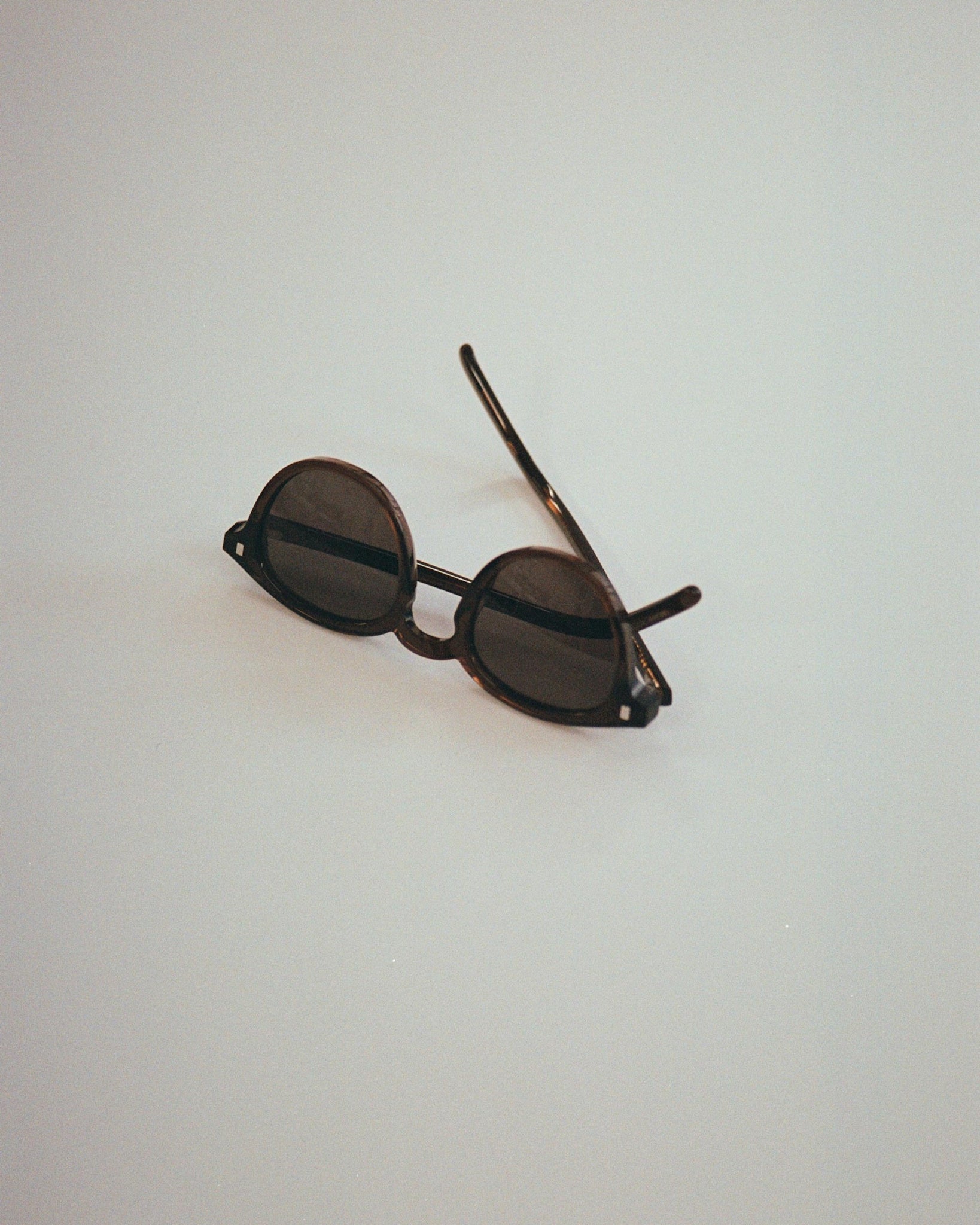 Nelson Cola - grey solid lens