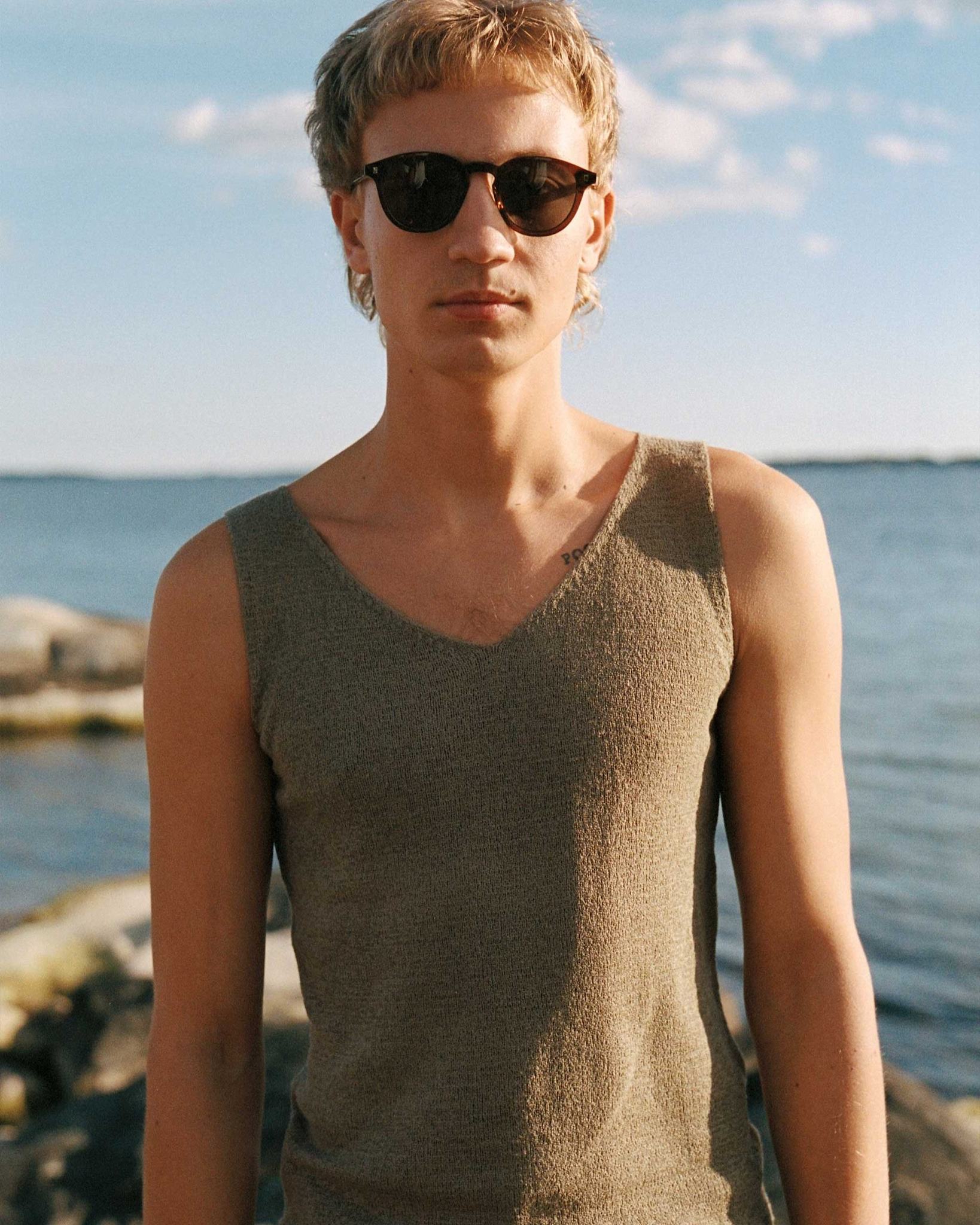 Nelson Cola - grey solid lens