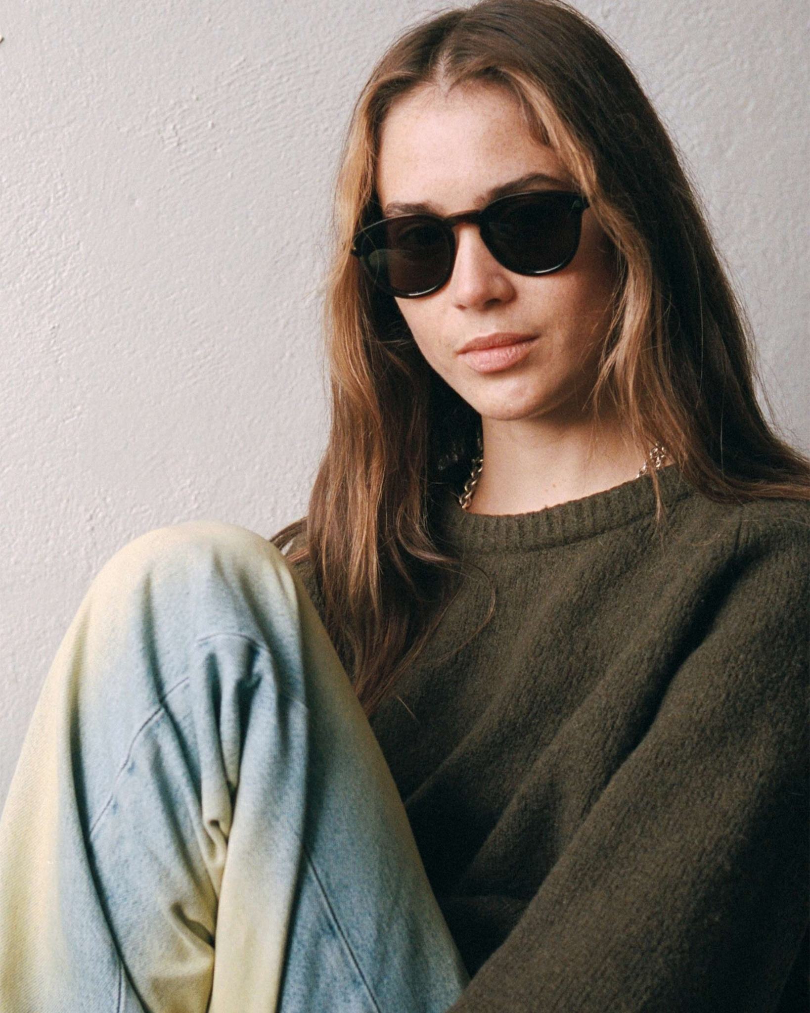 Nelson Cola - grey solid lens