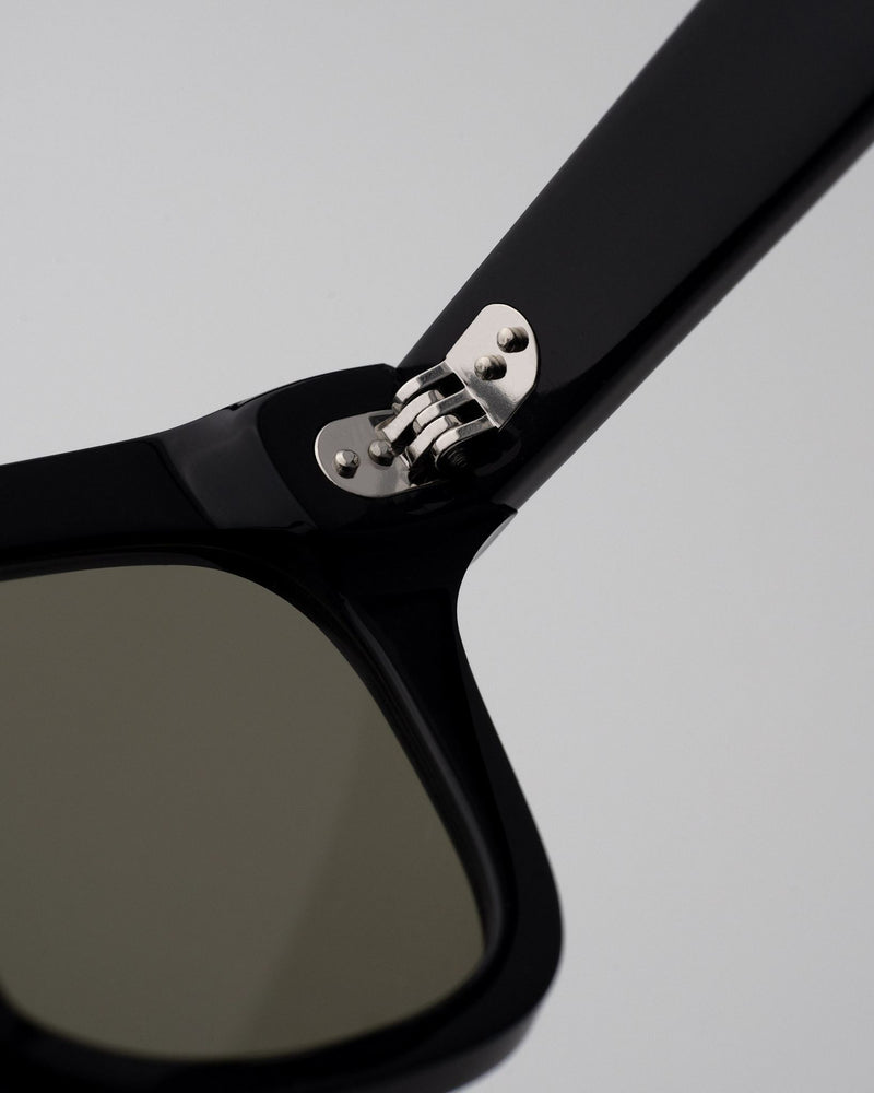 Ellis Black - green solid lens