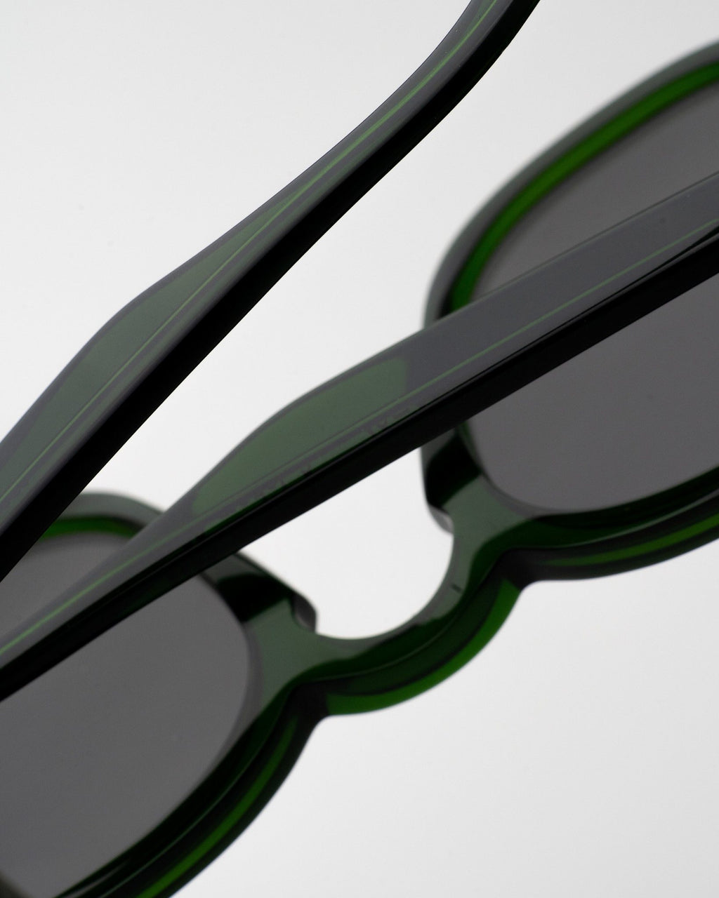 River Bottle green - grey solid lens