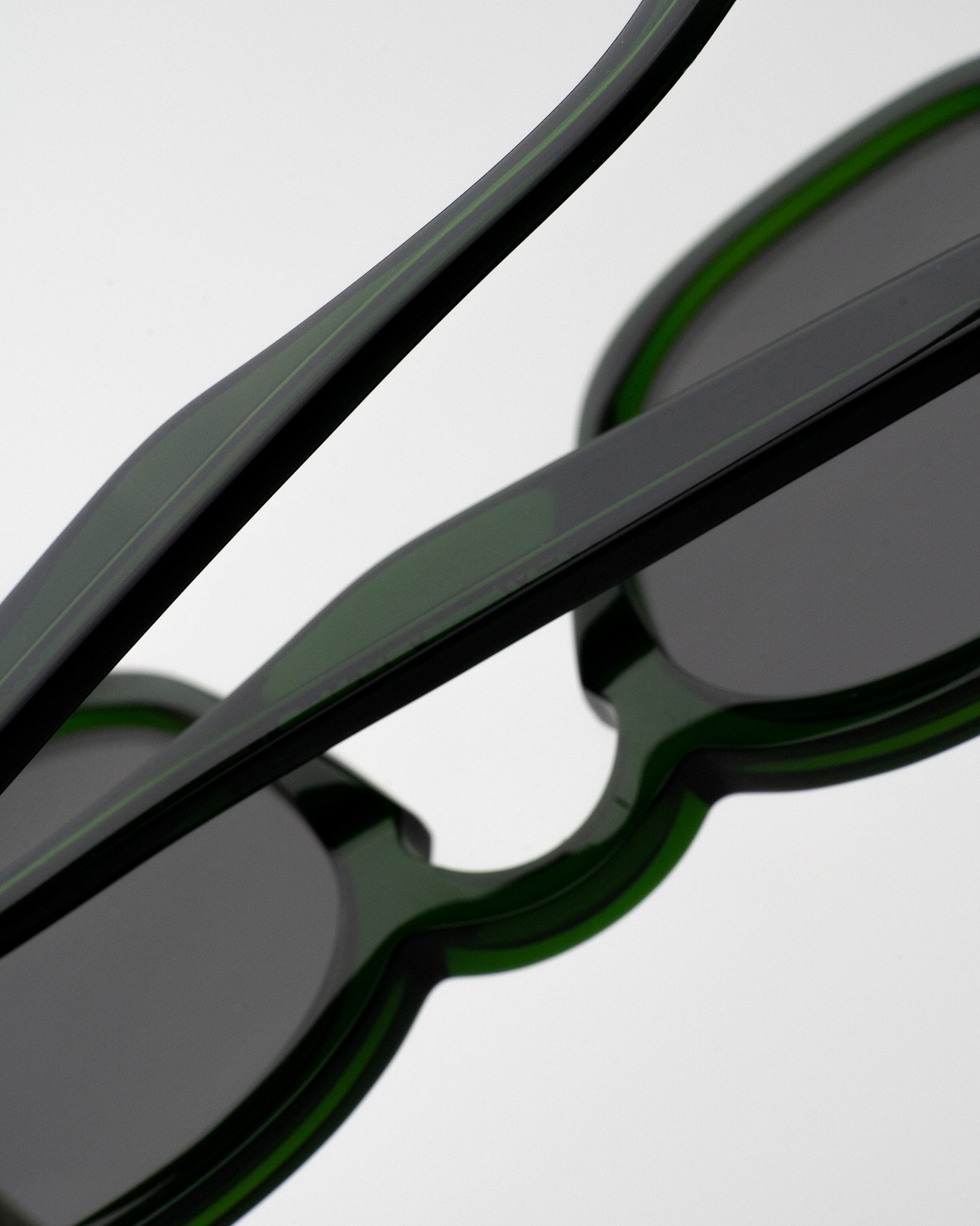 River Bottle green - grey solid lens
